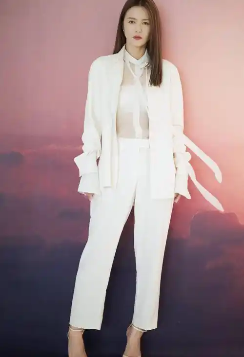 歌手谭维维的高跟鞋美图_尖头_白色_明星