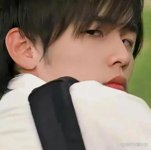 周杰伦年轻的时候真是年轻青涩的模样让人不禁感叹时光飞逝