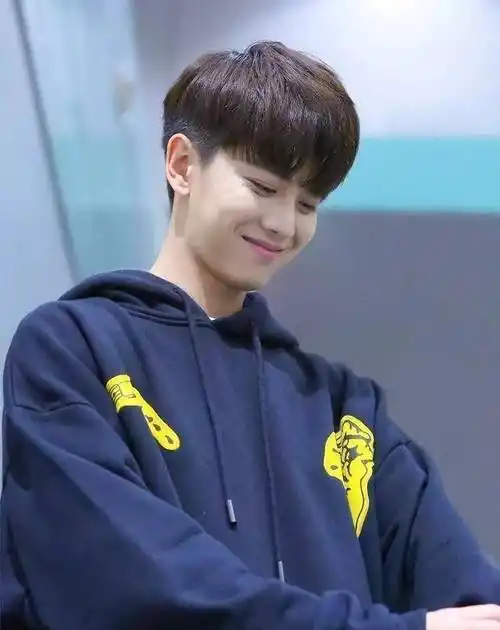 任嘉伦带着真诚的文案上热搜了,不愧是出过国超文集的人,优秀!