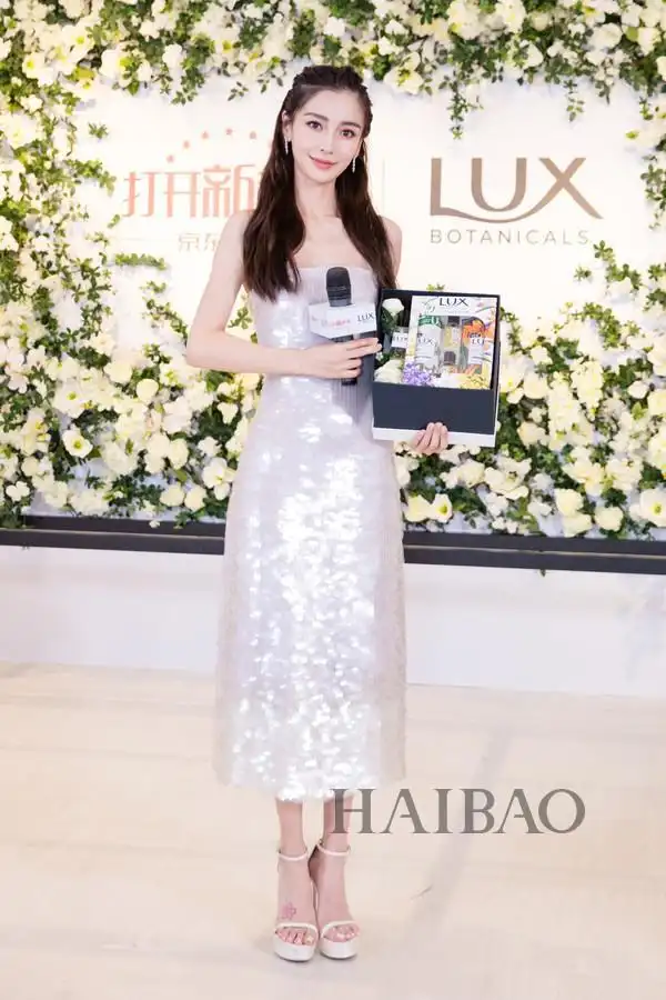 踩斯图尔特·韦茨曼 (stuart weitzman) 一字带高跟凉鞋现身上海出席