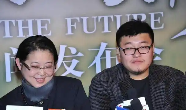 2005年,倪萍主演了电影《美丽的大脚》后,她嫁给了导演杨亚洲.