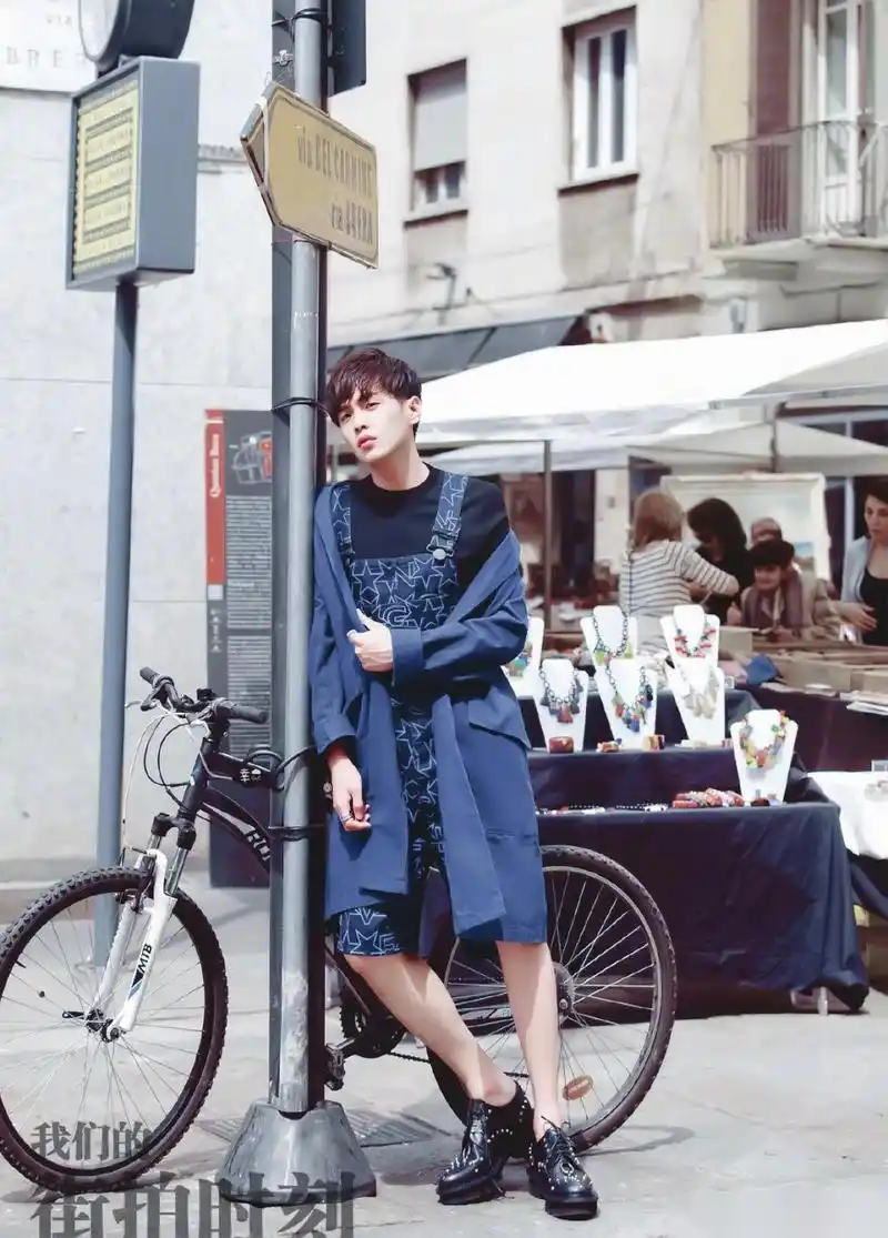 张若昀的腿真的又长又细又直啊!我酸了.