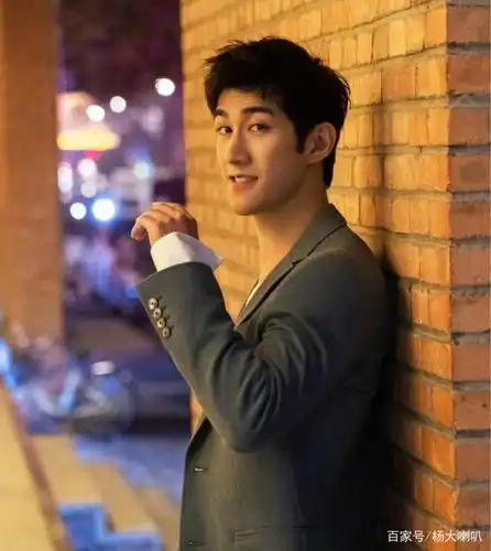 李治廷恋情曝光,眼光遭网友质疑,晚上他直接官宣恋情!