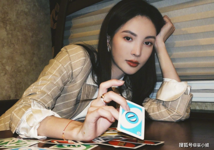 疑似新恋情曝光,曾与邓伦贾乃亮传过绯闻?_李斯丹妮