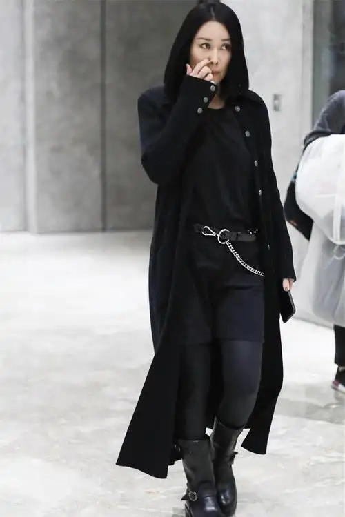 52岁那英不服老,学年轻人冬天穿短裤显个性,腿精附体女王范十足