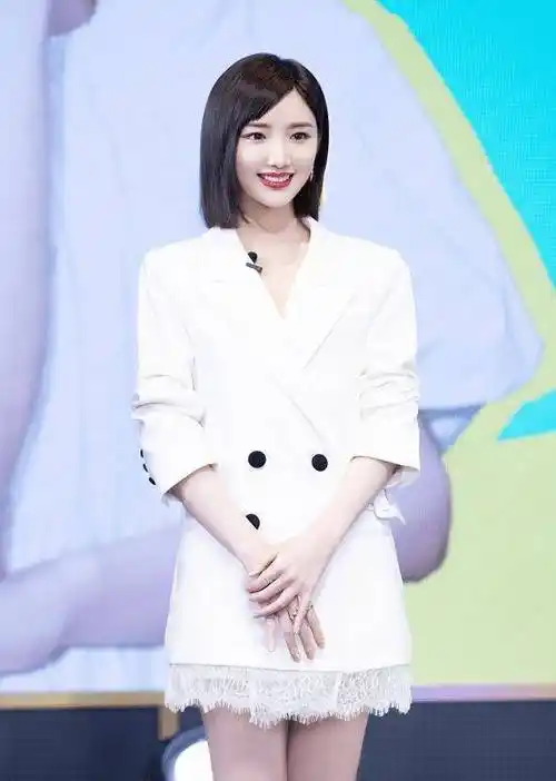 原创有种保守叫毛晓彤嫌裙子短就故意加层时尚没想到意外秀出奶棒腿