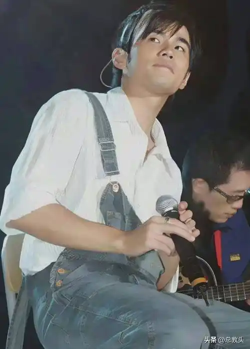 周杰伦:染着一小撮白毛,太帅了