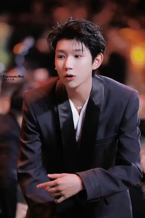"在梅奔和大家再次相见"  西装也是可爱的  @tfboys-王源#王源看我们