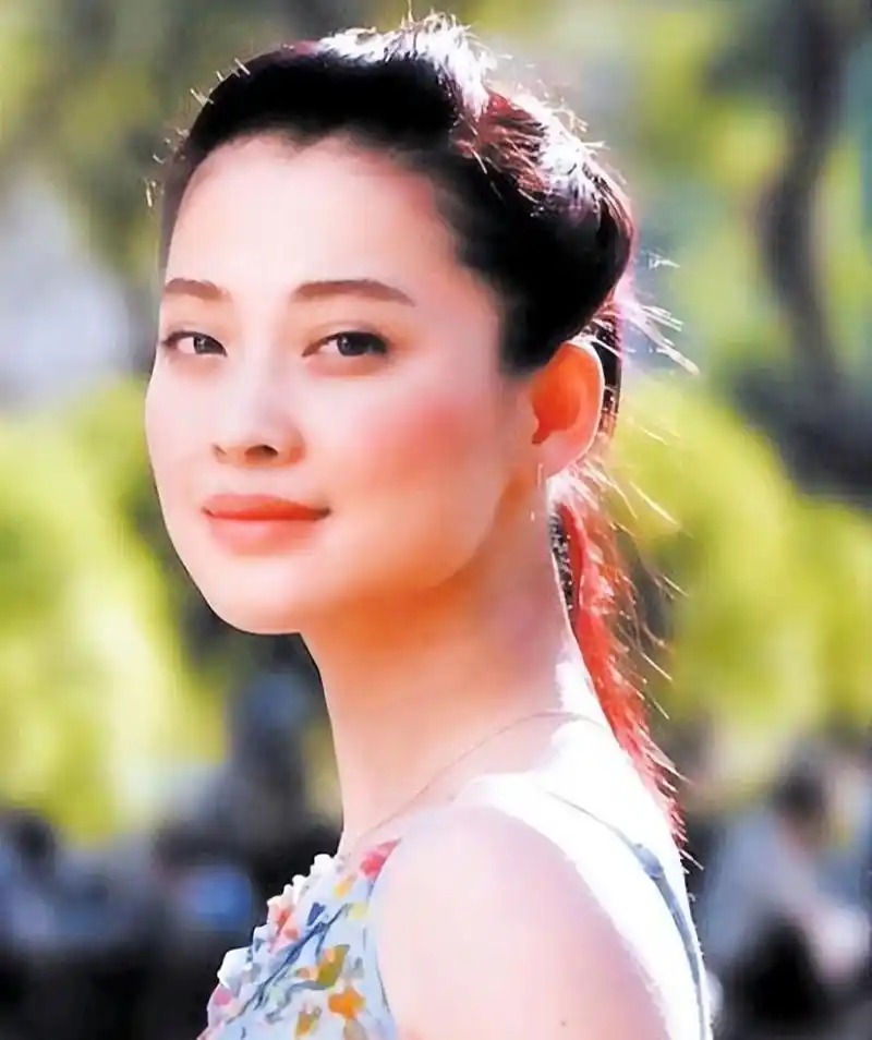 年轻时青涩的梅婷光彩照人