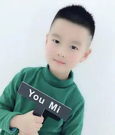 好看的寸头不会挑男生年龄 5岁男孩也能做时尚寸头发型了