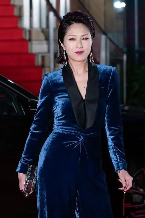 杨千嬅46岁就有大妈胯穿连体裤秀身材版型太修身却暴露缺点