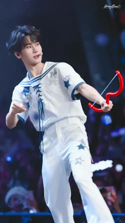 张真源背吉他打碟##张真源奔跑吧