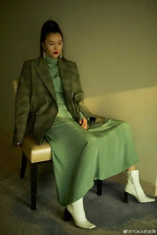 谭维维携手成龙大哥演唱主题曲《梦想与荣耀》,谭维维超话这身衣服好