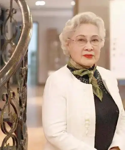 秦怡年轻时好惊艳,大衣搭格纹围巾复古文艺,现98岁仍端庄优雅