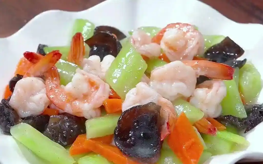 什锦虾仁,寓意"前程似锦",清爽解腻,好吃又简单