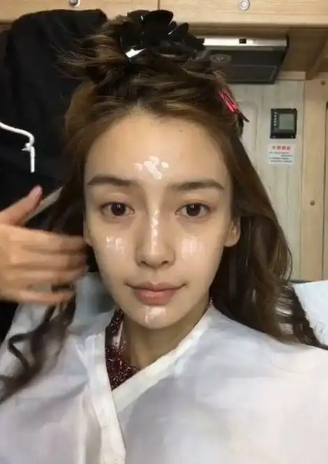 杨颖直播化妆时不料被助理手滑关掉美颜网友差点没认出来