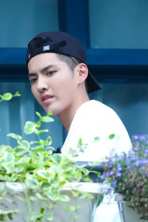 网传吴亦凡招供未满14岁女粉丝出面指控聊天记录被技术恢复