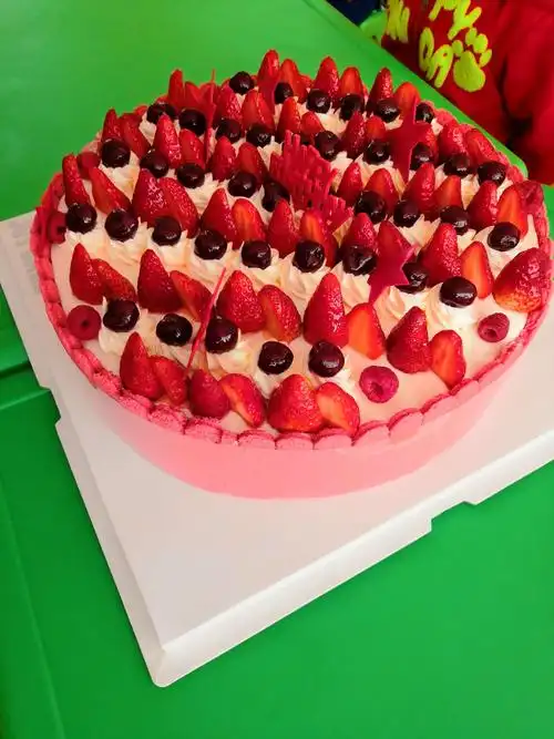 漂亮的草莓大蛋糕看上去就很好吃我们一起看看是那几个小朋友过生日呀