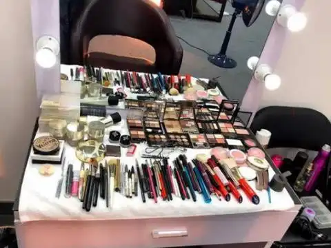 明星化妆台,郑爽最接地气,阚清子的杂乱,看到她:羡慕不来!