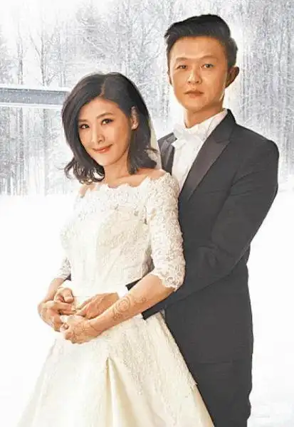 44岁苏慧伦被曝怀孕 戴口罩谨慎逛街