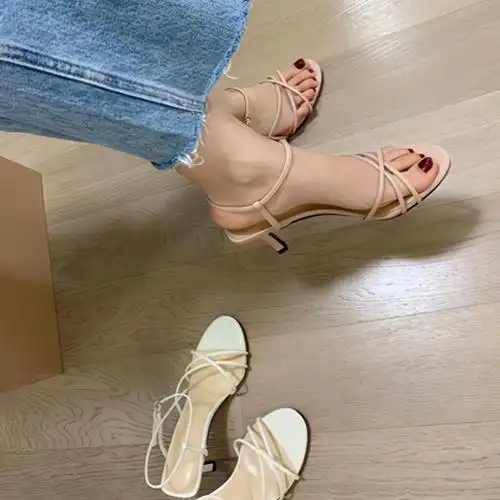 小ck大热的几款高跟凉鞋,我都帮你试穿啦