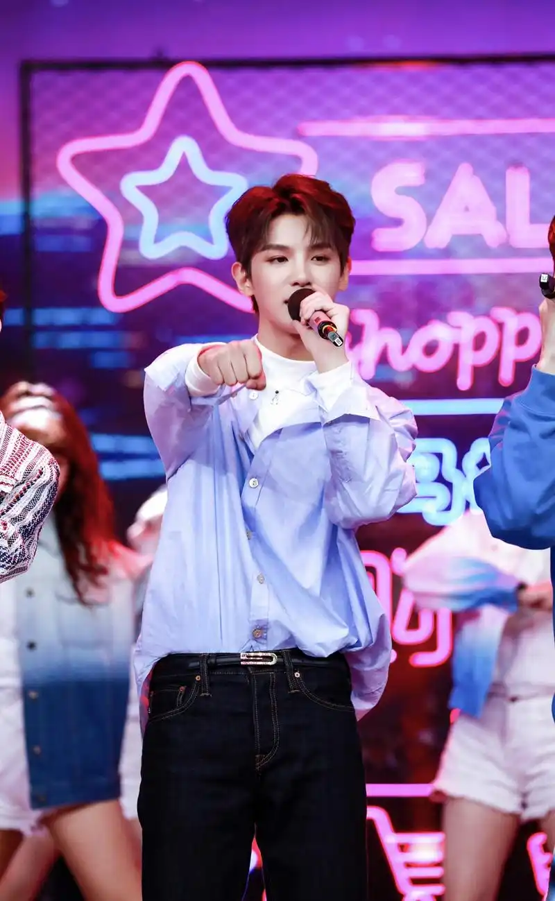 《快乐大本营》黄明昊舞台抢先看 今晚准时接听justin的来电!