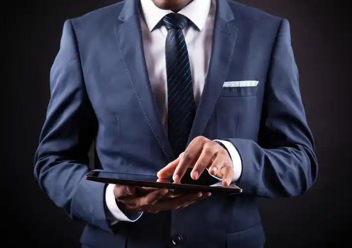 黑色背景下一个穿西服的男人