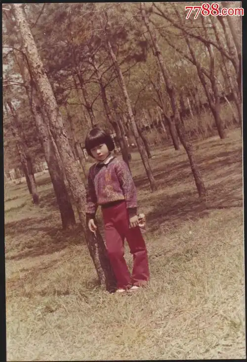 80年代儿童系列小女孩草地上留影