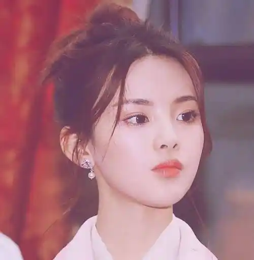 原创杨超越从餐厅服务员到女偶像让多少二代们把不服气咽回了肚子