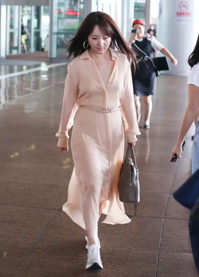 原创杨钰莹太适合裸色了雪纺衬衫裙温柔甜美快50岁肌肤还这么饱满