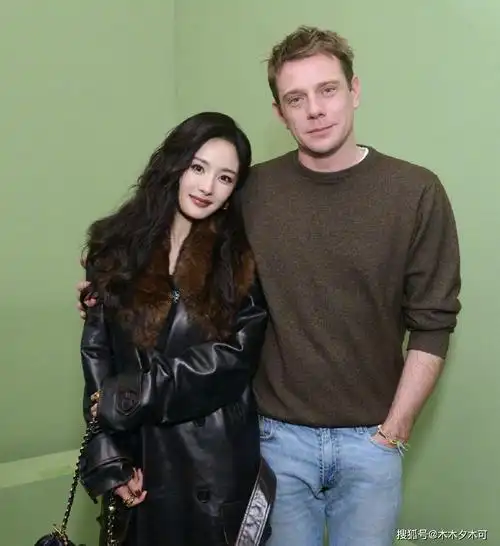 巴黎时装周:杨幂眼角伤疤明显,杨超越穿搭翻车,刘雨昕待遇高_钟楚曦