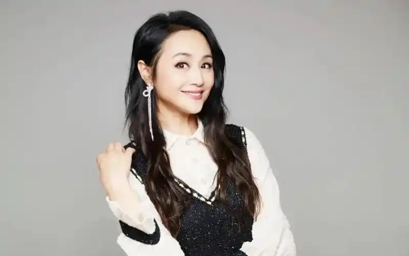 主持人曹颖在公园唱歌!穿厚底鞋岔开腿站立,不戴口罩引人注目