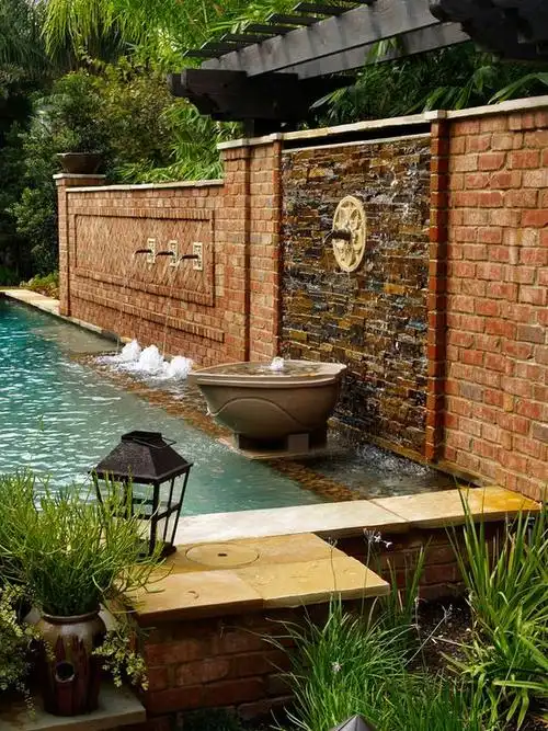 庭院欧式水景多以小型景观雕塑喷泉为主,起到欧式复古的效果.