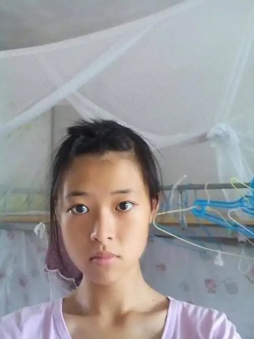 因为近视导致眼镜有些突出,瞪起来有些吓人,还好我不野蛮,但是我想