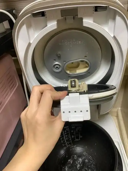 求问日本电饭锅盖子这个地方怎么清洗