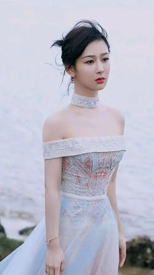 "杨紫的身材之谜:真实与幻象之间的探索"