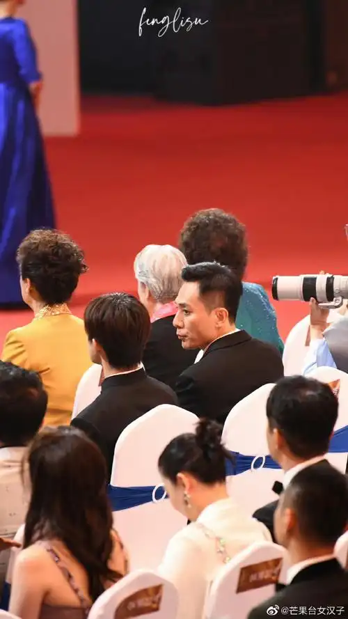 刘烨分了一把瓜子给易烊千玺#受不鸟了,刘烨你怎么又在磕瓜子还妨了