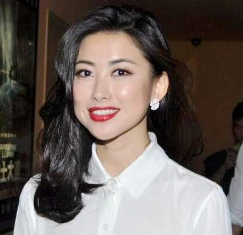 翻看朱珠的旧照,就知道她是原汁原味的美人.