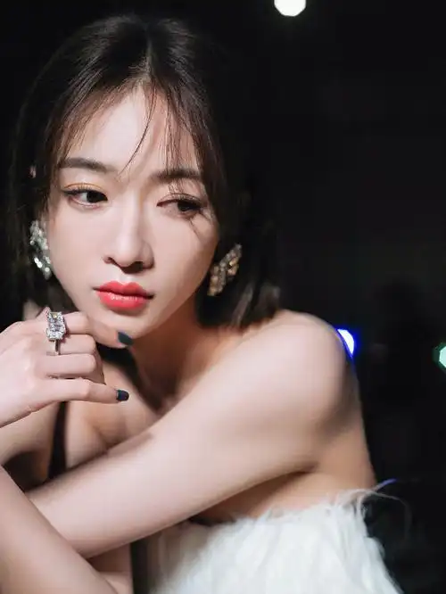 吴谨言海边大片温馨浪漫 毛绒抹胸裙秀香肩锁骨姿态动人