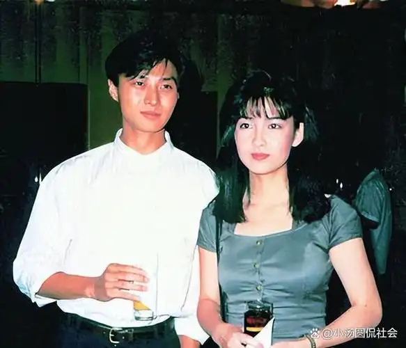 倪震知道周慧敏爱吃咖啡蛋糕,于是倪震每天开着车在城市里寻找咖啡