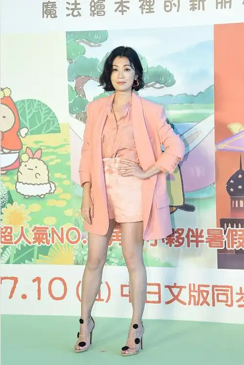 贾静雯穿得也太嫩了,全身粉色look真显年轻,说30岁都有人信