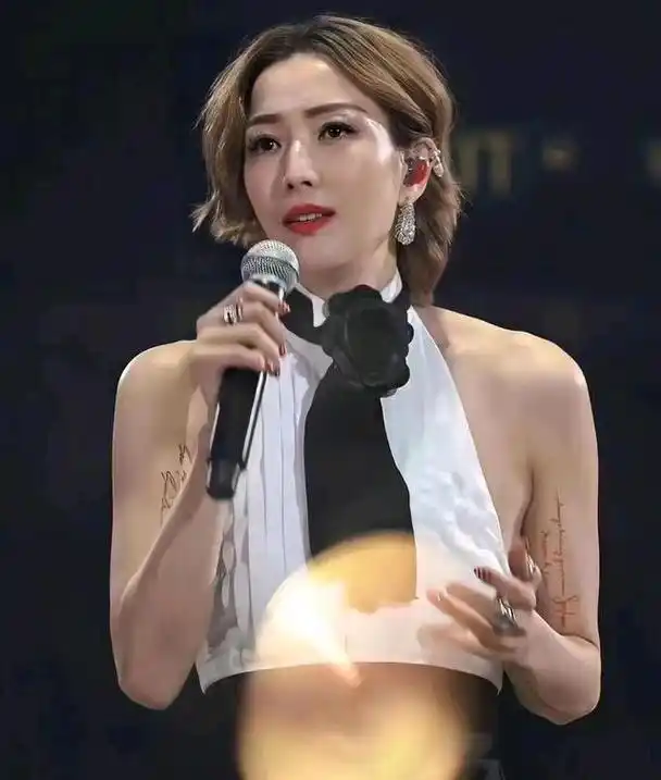 50岁郑秀文近照曝光,瘦太狠引担忧,脸颊凹陷被指变化大认不出