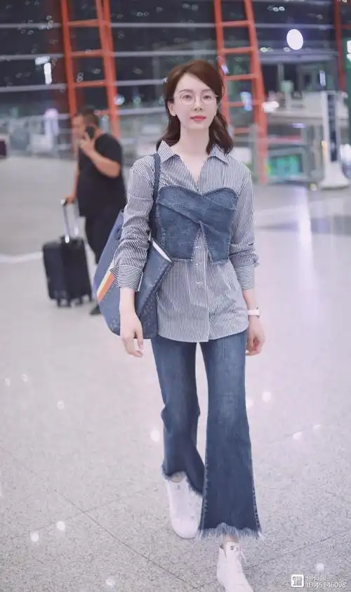 穿着条纹衬衫搭配牛仔裤走机场,基础款穿出高级感