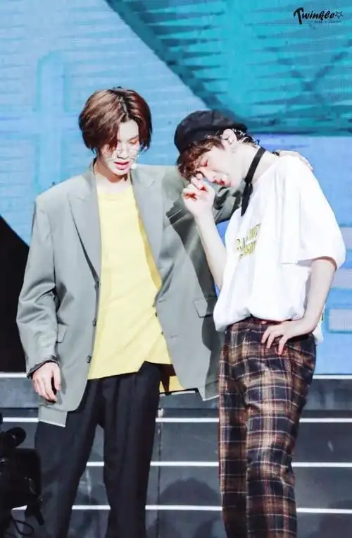 justin和范丞丞真暖心二巡圣诞装上演相亲相爱皇权富贵很无敌