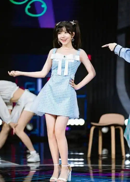 蓝白格纹背带裙清新自然身高只有1米53的赖美云,在美女如云的娱乐圈里