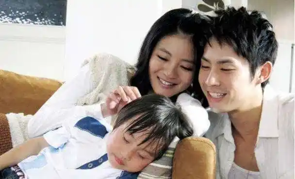 先后搭档言承旭,ella出演《就想赖着你》;搭档王心凌,贺军翔出演《爱