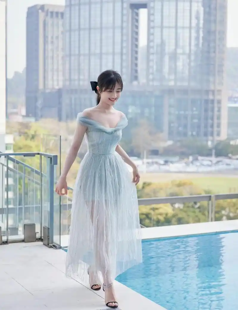 李兰迪的婴儿蓝礼服裙挺梦幻的,穿上去派对去拍照都适合, 您如何看待