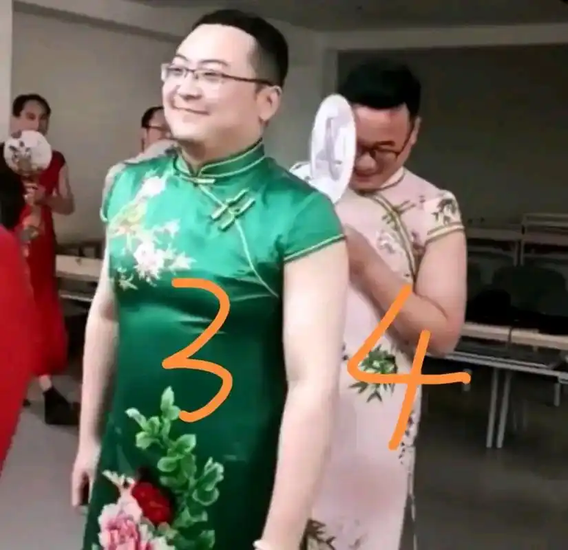 高三男教师穿旗袍走秀,用自己靓丽外形为即将参加高考的孩子减压