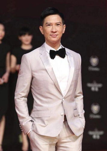 张家辉大家应该都很熟悉的,他从跑龙套开始一步一个脚印的最终走到了