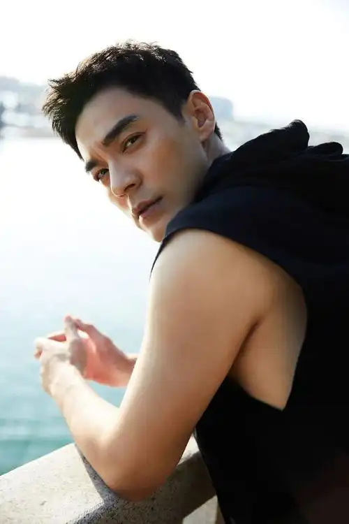 李光洁男演员身材标杆##李光洁背心是卫衣剪的